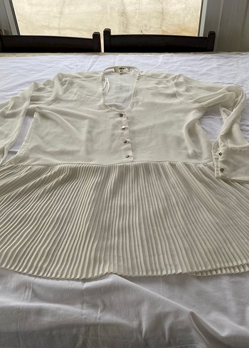 V Yaka Piliseli Beyaz Hamile Bluzu - Görsel 3