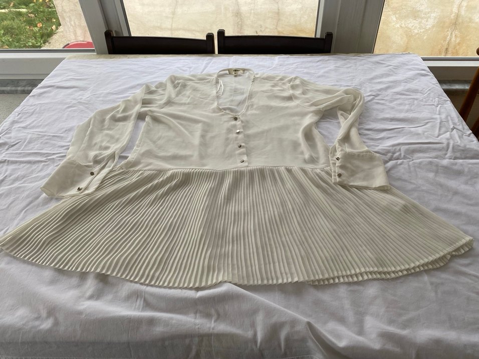 V Yaka Piliseli Beyaz Hamile Bluzu - Görsel 3