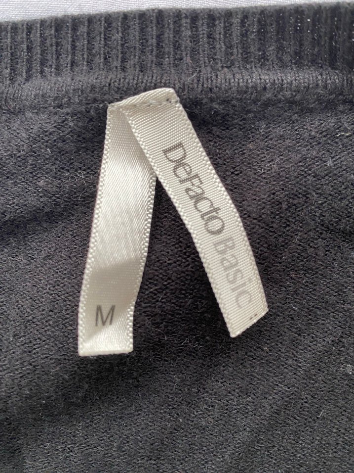 Düğmeli Siyah V Yaka Kadın Hırka - Görsel 4