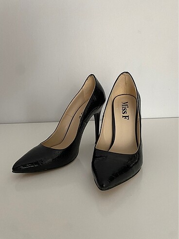 Stiletto ayakkabı temiz bir kaç sefer giyildi