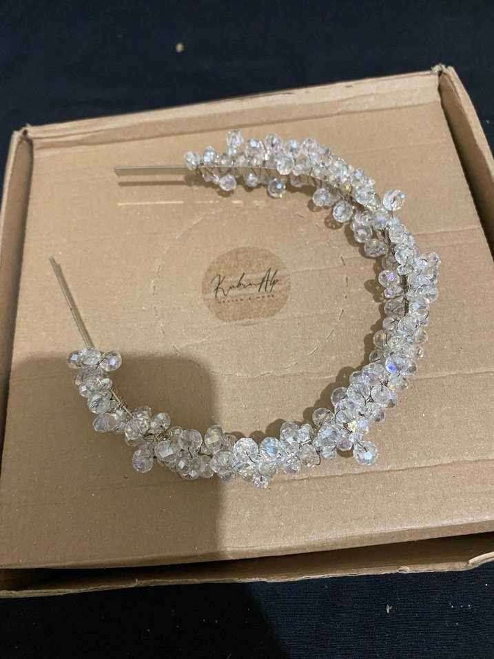 Bej Renkli Camlı Payetli Taç - Görsel 2