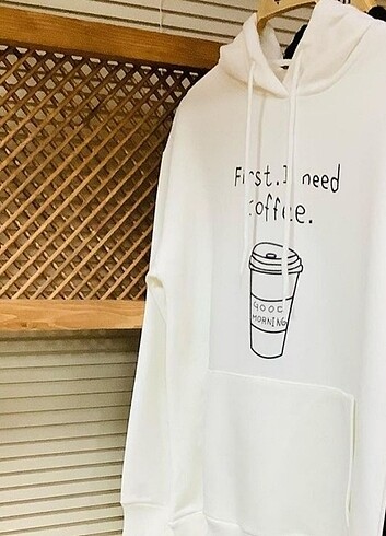 Kapüşonlu yazılı sweatshirt...