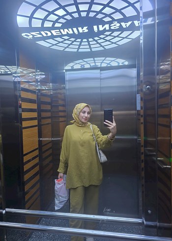İkili takım kemeri var aynı renk kumaşı kırısmıyor