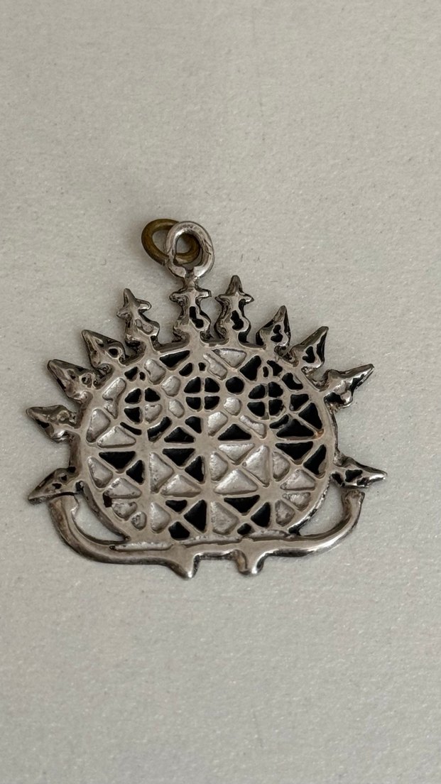 HİTİT GÜNEŞİ GÜMÜŞ KOLYE MİNE İŞLEMELİ - Görsel 4