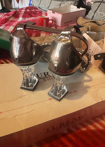 Gri Parlak Taşlı Tokalı Topuklu Kadın Ayakkabı - Görsel 2