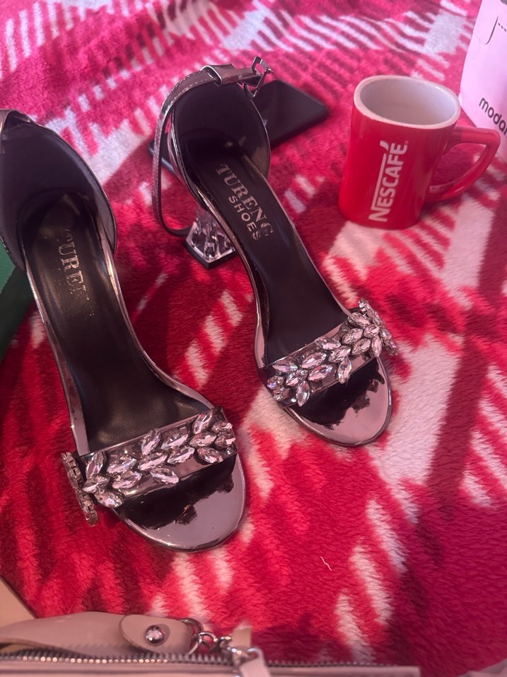 Gri Parlak Taşlı Tokalı Topuklu Kadın Ayakkabı - Görsel 3