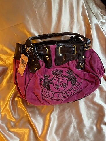 Juicy Couture canta