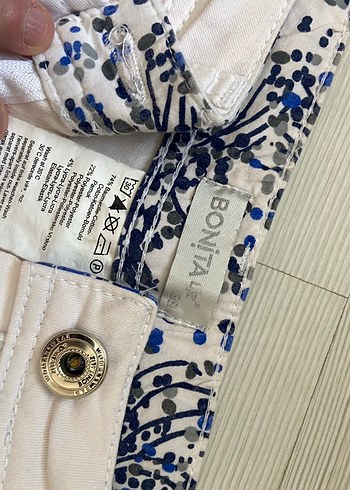 Beyaz Kemerli Kadın Bermuda Şort - Görsel 2