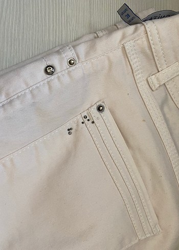 Beyaz Kemerli Kadın Bermuda Şort - Görsel 4