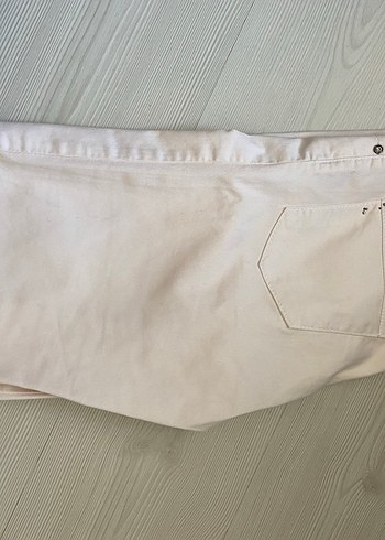 Beyaz Kemerli Kadın Bermuda Şort - Görsel 3
