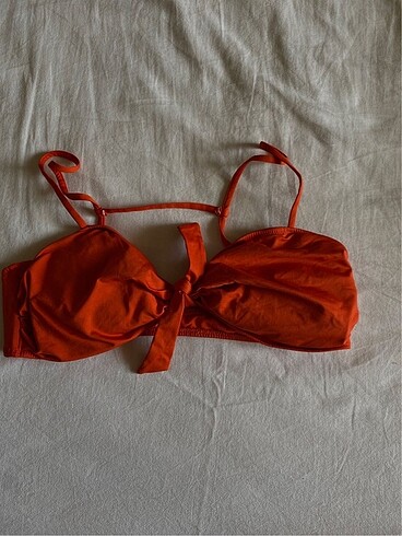 Kırmızı bikini üstü