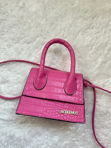Pembe çanta