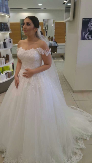 uzun kuyruklu dantel gelinlik