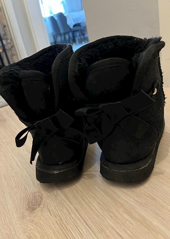 UGG 30/31 numara Kız Çocuk Siyah Süet Kürklü Bot - Görsel 4