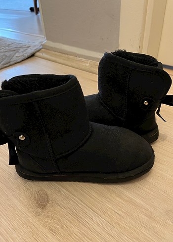 UGG 30/31 numara Kız Çocuk Siyah Süet Kürklü Bot - Görsel 3