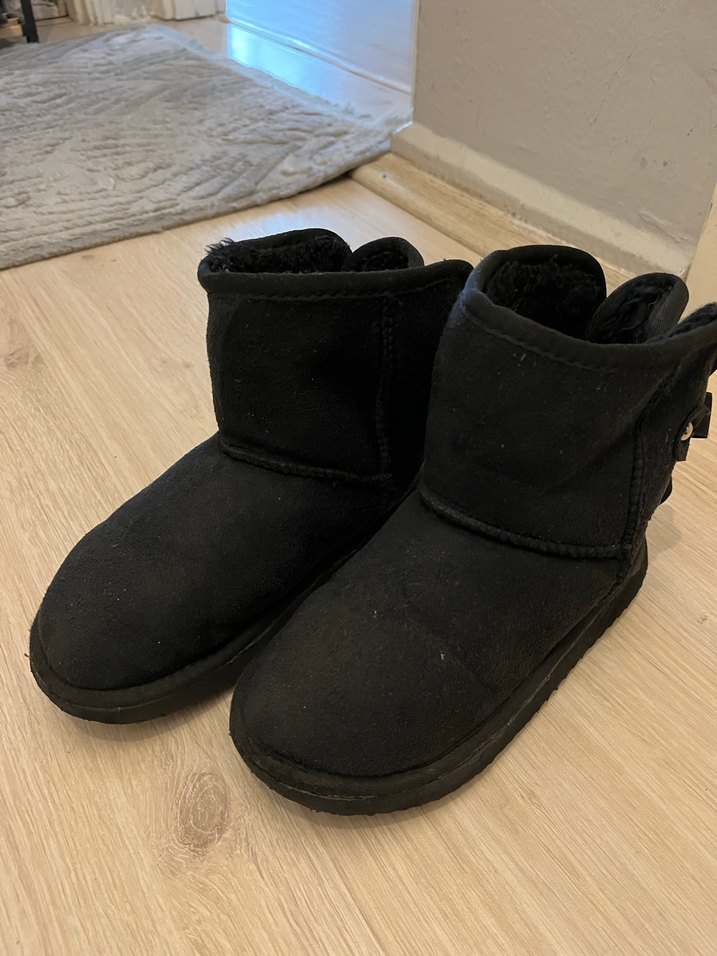 UGG 30/31 numara Kız Çocuk Siyah Süet Kürklü Bot - Görsel 5