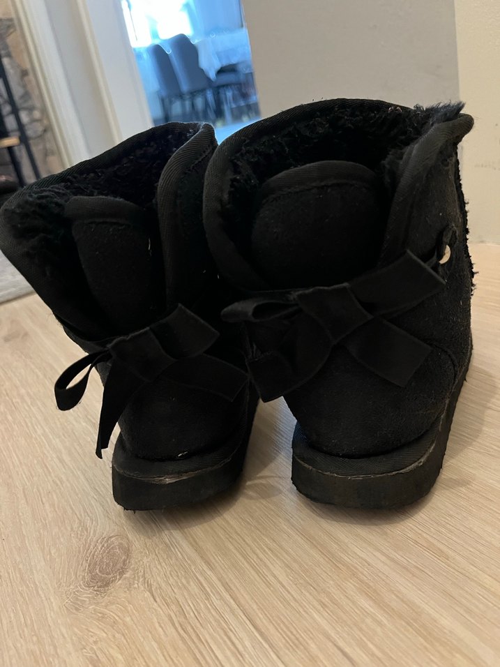 UGG 30/31 numara Kız Çocuk Siyah Süet Kürklü Bot - Görsel 4