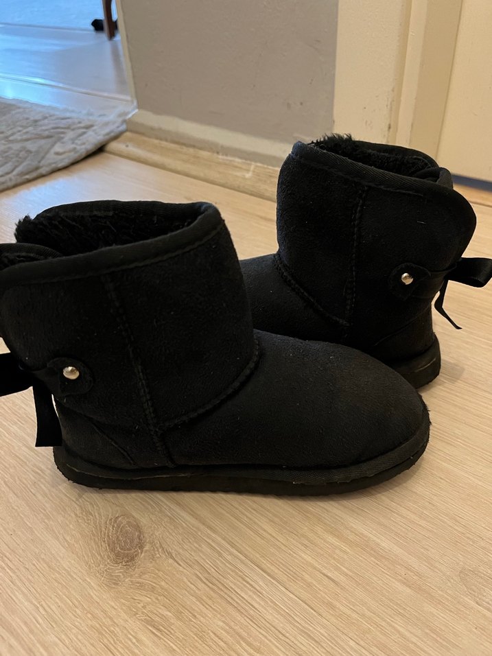 UGG 30/31 numara Kız Çocuk Siyah Süet Kürklü Bot - Görsel 3