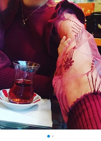 Kırmızı bluz kolları tül cok şık