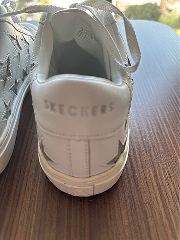 39 Beden beyaz Renk Skechers yıldızlı ayakkabı