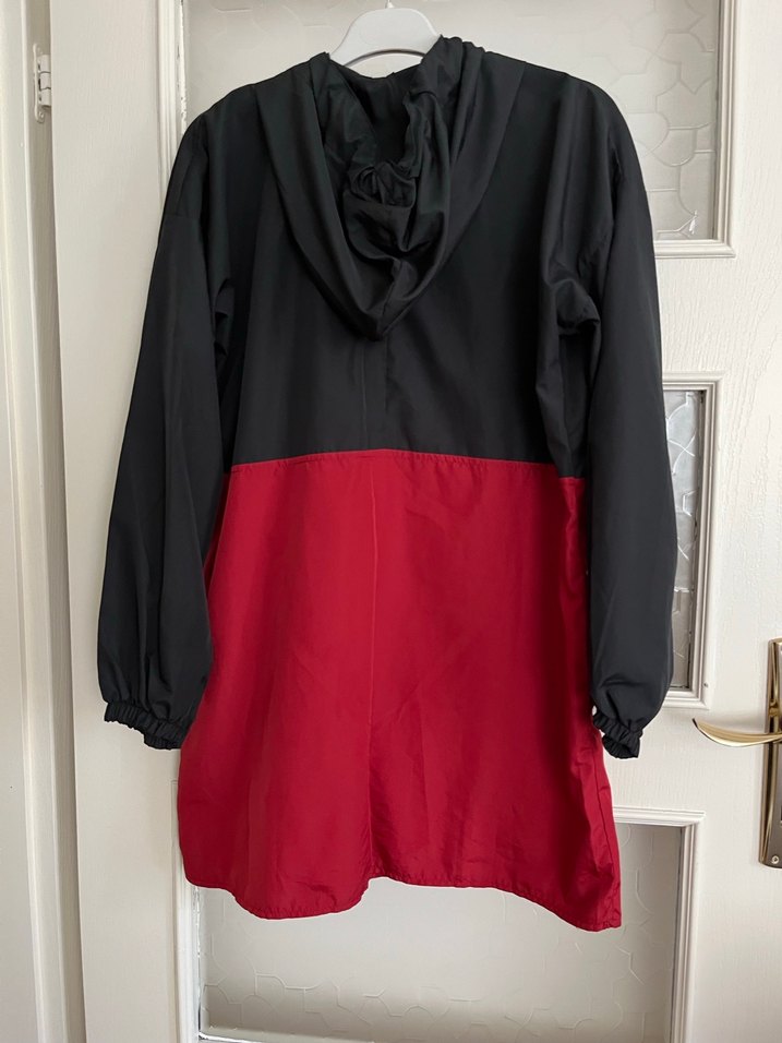 Siyah-Kırmızı Midi Yağmurluk/ Rüzgarlık - Görsel 2