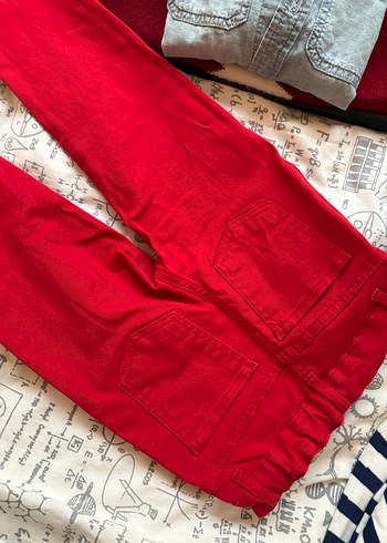 Erkek Çocuk Kırmızı Düğmeli Pantolon - Görsel 2
