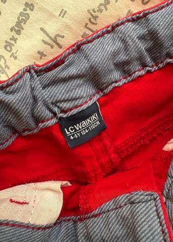 Erkek Çocuk Kırmızı Düğmeli Pantolon - Görsel 4