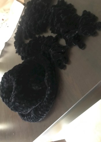 Kadın Siyah Yün Fırfırlı Gotik Atkı ve şapka - Görsel 4