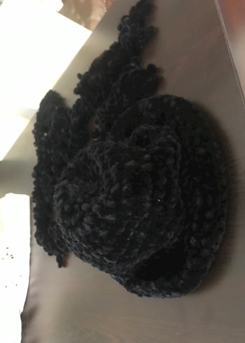 Kadın Siyah Yün Fırfırlı Gotik Atkı ve şapka - Görsel 3