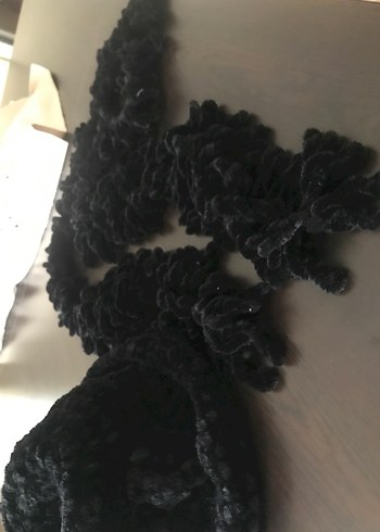 Kadın Siyah Yün Fırfırlı Gotik Atkı ve şapka - Görsel 6