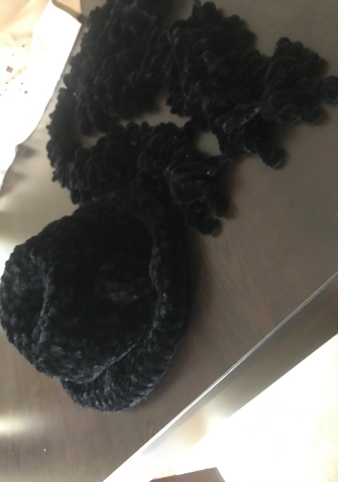 Kadın Siyah Yün Fırfırlı Gotik Atkı ve şapka - Görsel 4