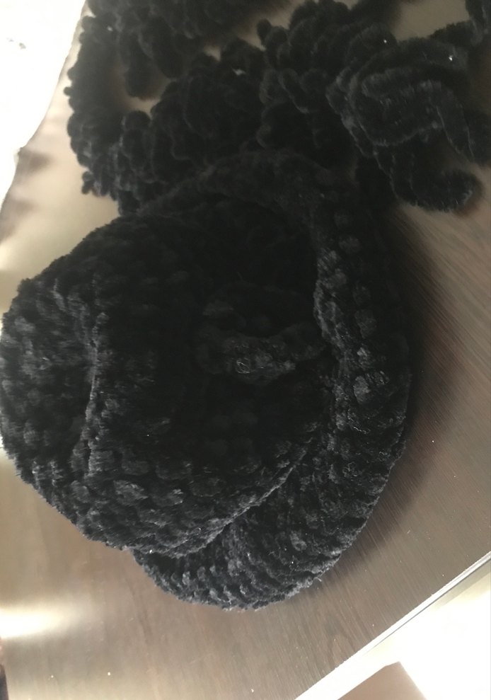 Kadın Siyah Yün Fırfırlı Gotik Atkı ve şapka - Görsel 5