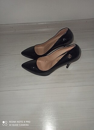 Siyah rugan steletto topuklu ayakkabı