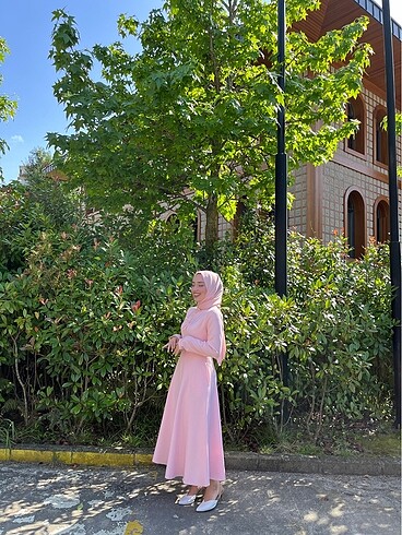 Pembe elbise
