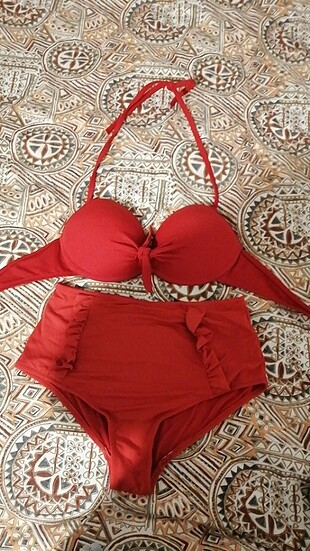 Kırmızı bikini