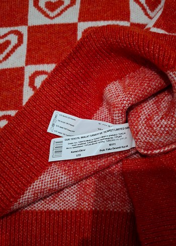Kırmızı Kalp Desenli V Yakalı Triko Kazak - Görsel 8