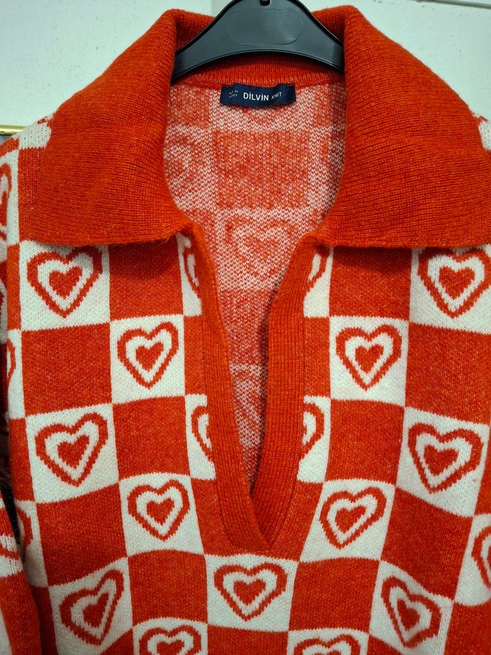 Kırmızı Kalp Desenli V Yakalı Triko Kazak - Görsel 4
