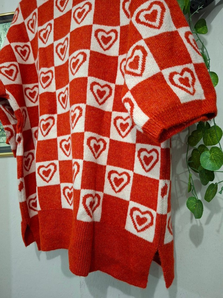 Kırmızı Kalp Desenli V Yakalı Triko Kazak - Görsel 2