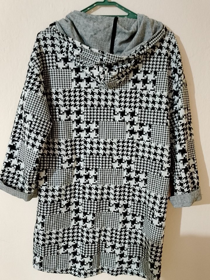 Gri Kapüşonlu Kadın Uzun Desenli Ceket - Görsel 3