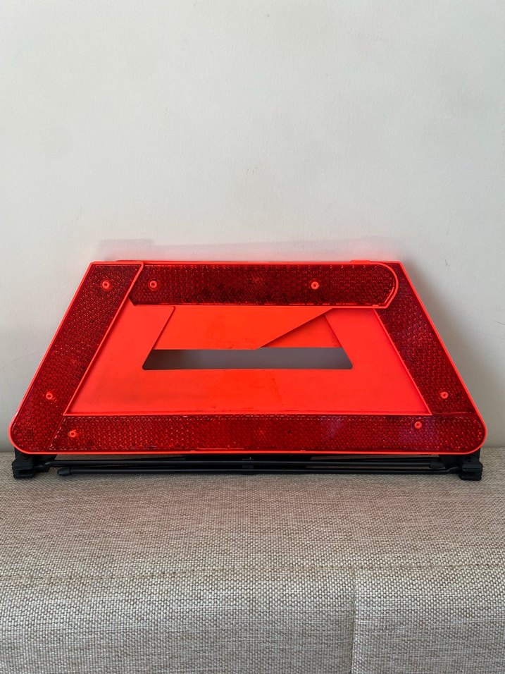 Kırmızı Reflektörlü Üçgen Uyarı Levhası - Görsel 2