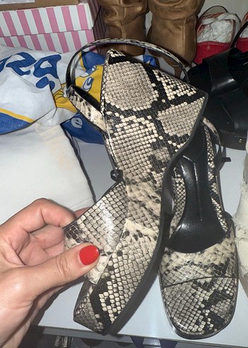 37 Beden Kahverengi Yılan Desenli Platform Topuklu Kadın Sandalet