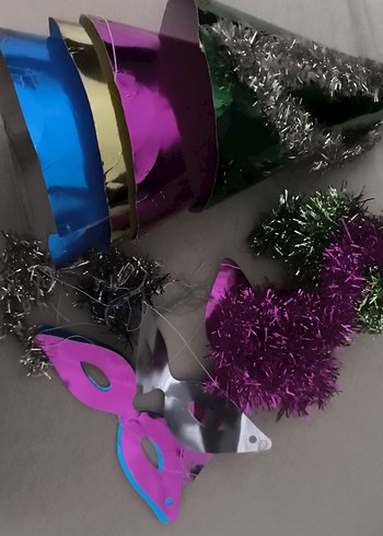 Renkli Yeni Yıl Şapkası ve Maskeleri