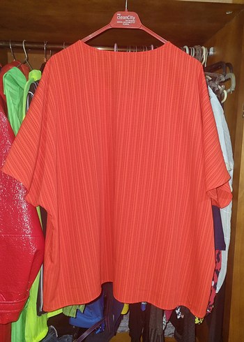 52 Beden kırmızı Renk Faik Sönmez V yaka dökümlü Bluz..50-52 xl
