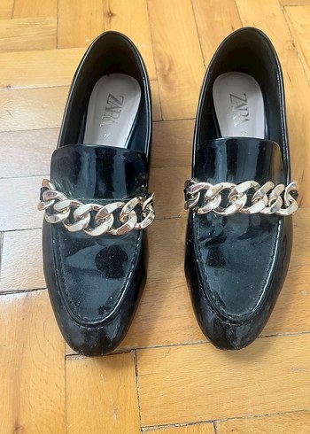 Zara Zincir Detaylı Siyah Rugan Loafer