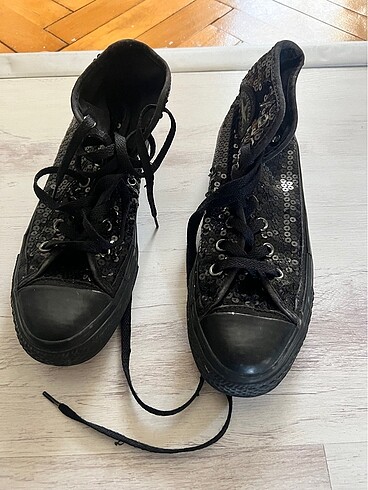 Pullu Converse