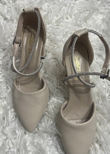Bej Yılan Desenli Tokalı Stiletto Topuklu Kadın Ayakkabı