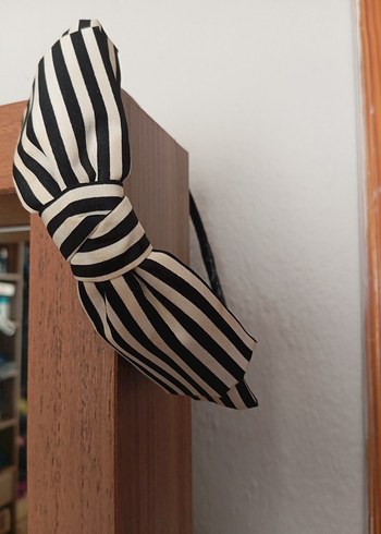 Accessorize Parisli Siyah Beyaz Çizgili Kurdeleli Taç