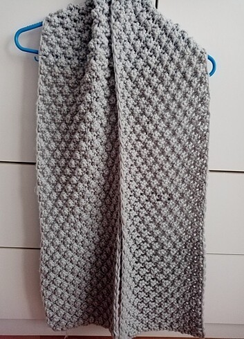 Gümüş renk el örgüsü atkı. Yeni. 