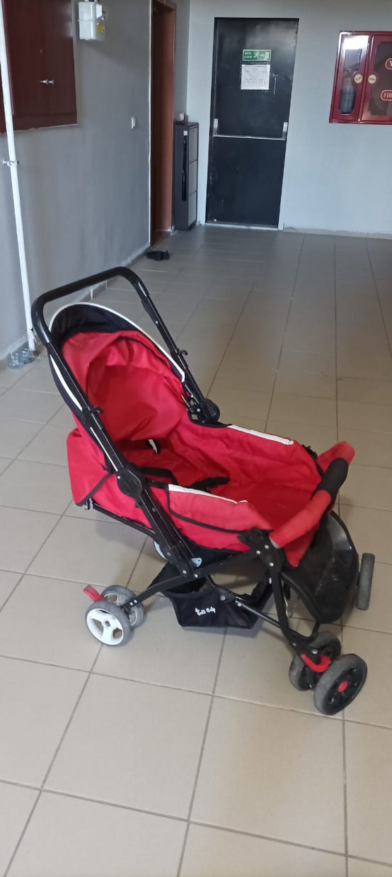 Kırmızı Bebek Arabası - Görsel 2