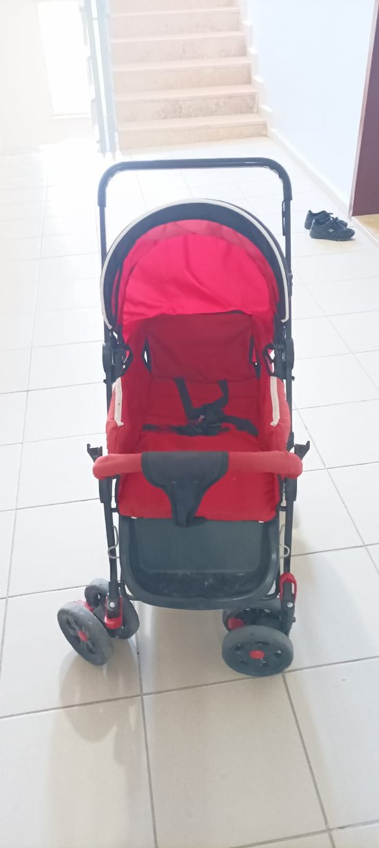 Kırmızı Bebek Arabası - Görsel 3
